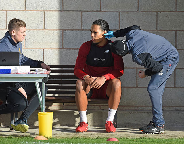 Hậu vệ đắt giá nhất thế giới Van Dijk ra mắt CĐV Liverpool Hậu vệ đắt giá nhất thế giới Van Dijk ra mắt CĐV Liverpool